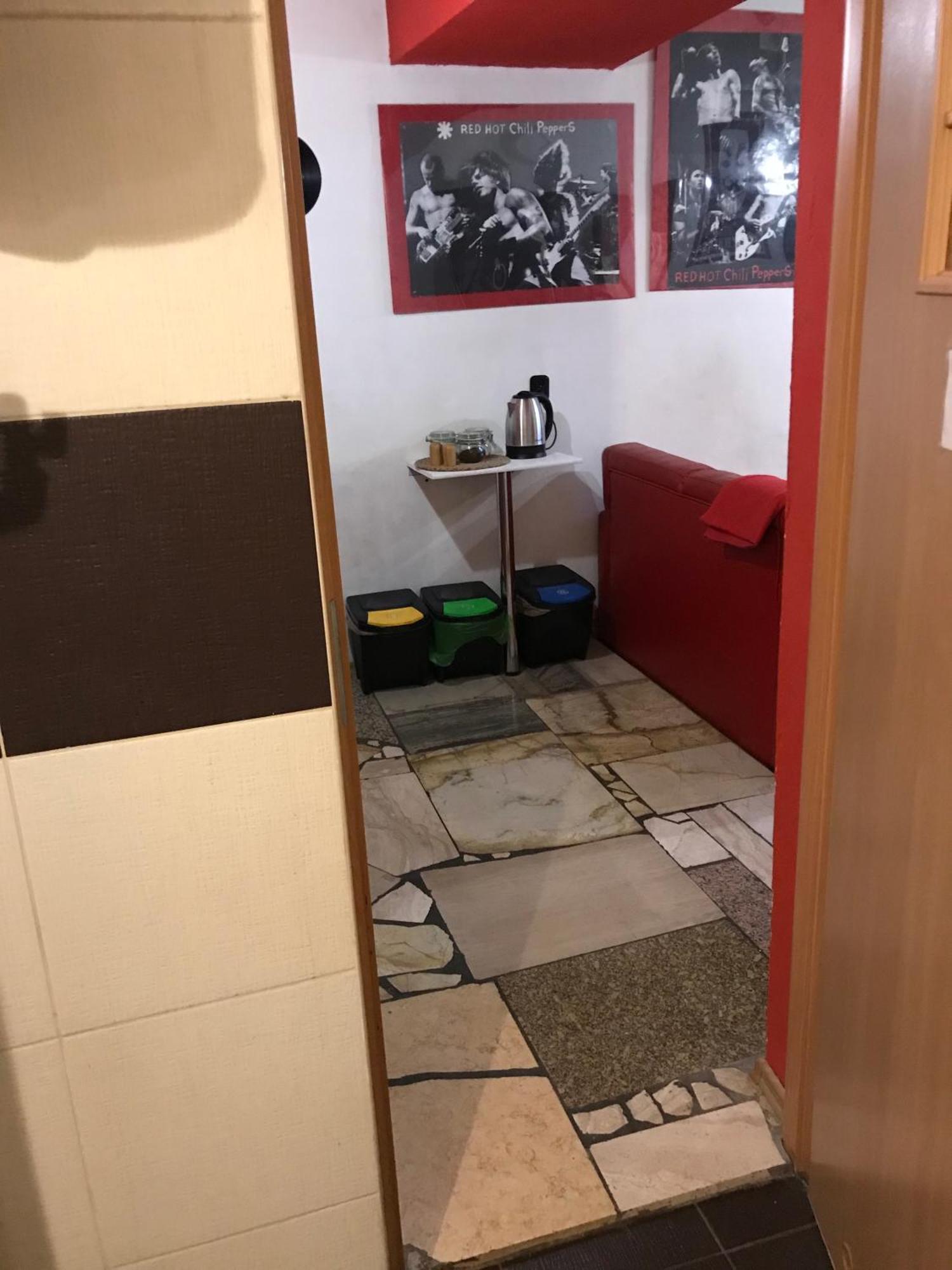 شقة Studio Red And White وودج المظهر الخارجي الصورة